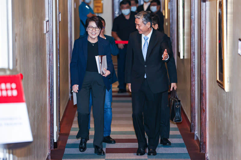 「藍白合」會前會14日登場， 國民黨總統參選人侯友宜競辦執行長金溥聰（右）、 民眾黨總統參選人柯文哲競辦總幹事黃珊珊（左）會後一同步出會議室，臉上皆掛著笑容。（中央社資料照）