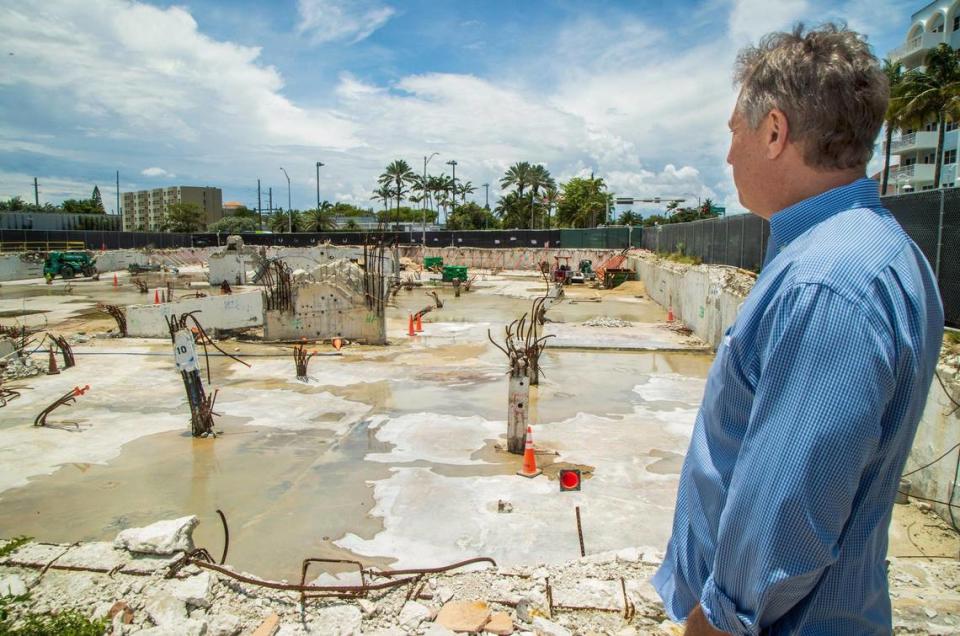 El abogado Michael I. Goldberg, un abogado del sur de la Florida que desempeña un papel fundamental en los juicios de las  Champlain Towers South, se encuentra en la cubierta del estacionamiento, todo lo que queda del condominio de Surfside que se derrumbó.