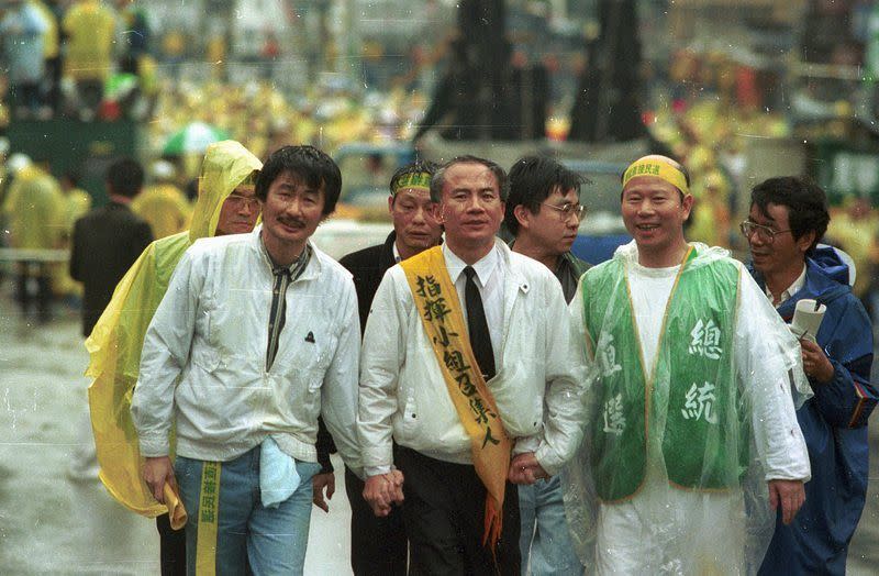 1992年4月19日，施明德（左）與黃信介、許信良（右）、林義雄（中）率領數萬群眾遊行要求總統直選。（BrockF5／維基百科）
