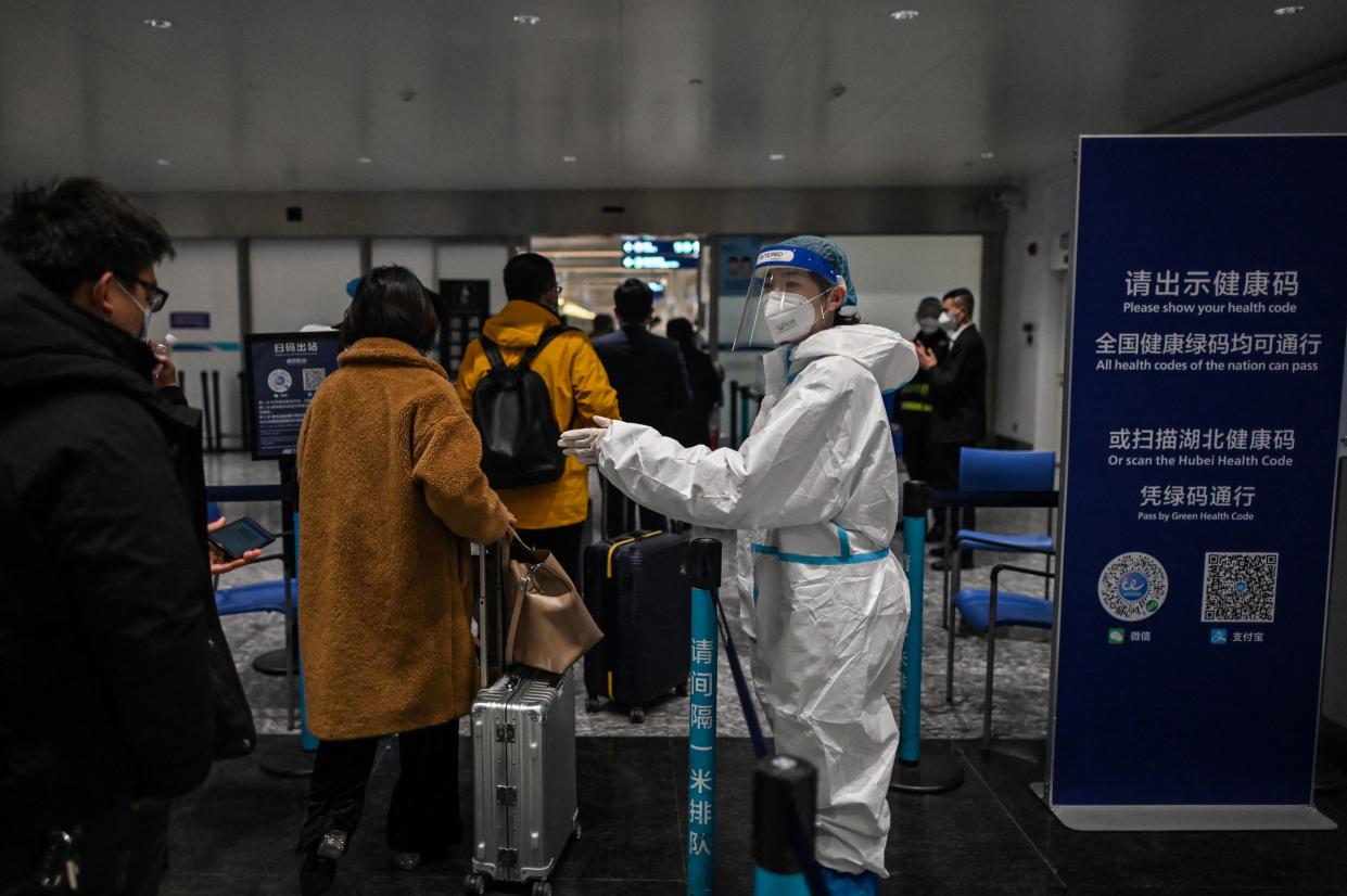 Corona-Kontrollen am Tianhe International Airport in Wuhan (Bild: Hector Retamal/AFP)