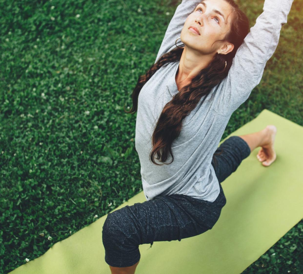 <a href="https://www.shutterstock.com/es/image-photo/portrait-happiness-young-woman-practicing-yoga-690923704" rel="nofollow noopener" target="_blank" data-ylk="slk:LeonidKos/Shutterstock;elm:context_link;itc:0;sec:content-canvas" class="link ">LeonidKos/Shutterstock</a>