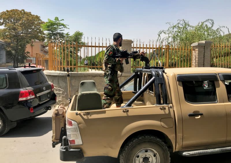 Un soldado afgano de pie en un vehículo militar en una calle de Kabul