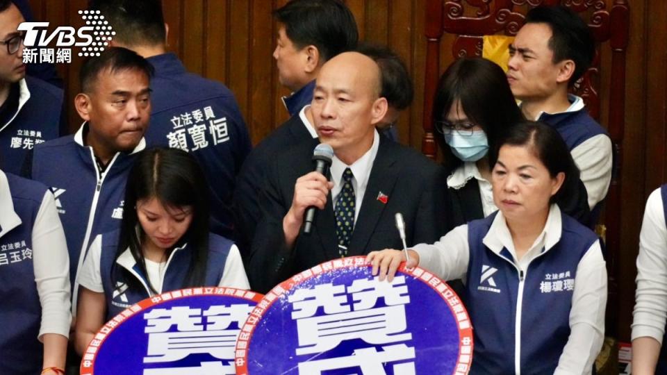 國民黨團昨晚間藍白以人數優勢「舉手表決」通過多個議案。（圖/區國強攝）