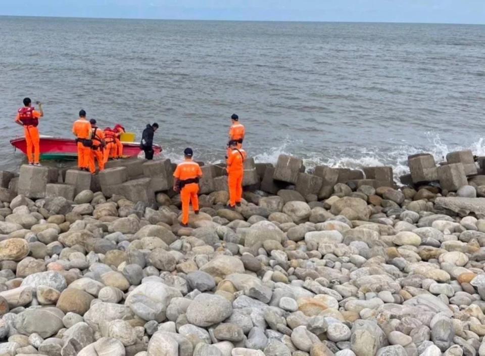 岸巡人員在苗通霄海邊擱淺舢舨，逮捕1名大陸偷渡客。（圖：岸巡隊提供）