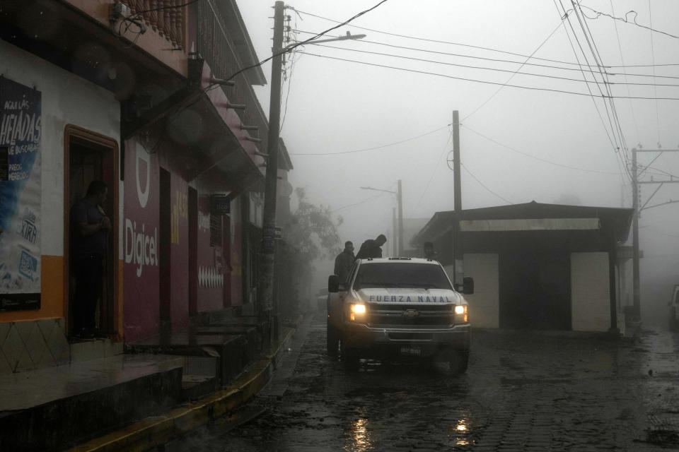 Soldados llegan a un área afectada por la lluvia en Comasagua, El Salvador, el lunes 10 de octubre de 2022. Al menos cinco soldados murieron el lunes en las cercanías cuando la pared de una casa se derrumbó mientras se refugiaban de la lluvia. Habían sido desplegados para reprimir a las pandillas. (Foto AP/Moisés Castillo)