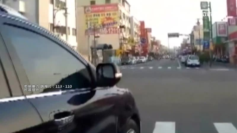 轎車疑似想搶快違規右轉。（圖／民眾提供）