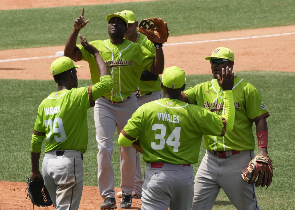 Los peloteros de Cuba celebran tras vencer por 3-1 a Curazao en el encuentro de la Serie del Carib en La Guaira, Venezuela el jueves 2 de febrero del 2023. (AP Foto/Ariana Cubillos)