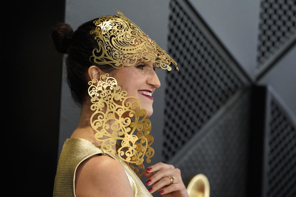 Maria Mendes llega a la 66a entrega anual de los Grammy el domingo 4 de febrero de 2024 en Los Ángeles. (Foto Jordan Strauss/Invision/AP)