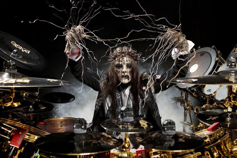 Joey Jordison y una de sus macabras máscaras durante los conciertos de Slipknot; el músico de 46 años murió mientras dormía