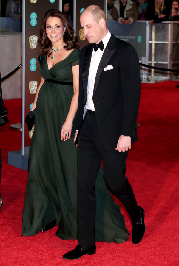 Kate Middleton vestida de verde junto a su marido