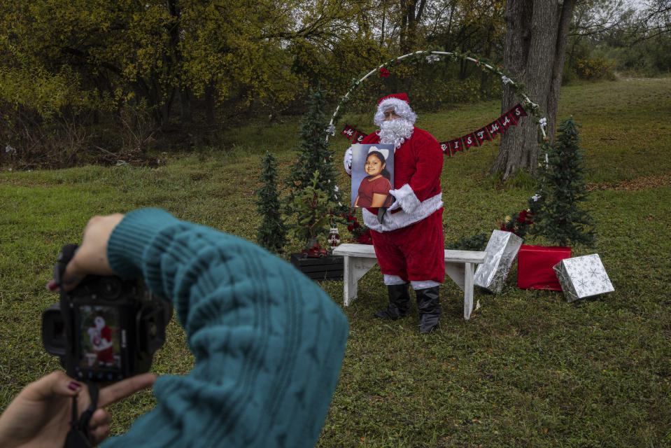 Jóvenes familiares de un primo muerto en el tiroteo masivo corren por el cementerio donde están enterradas muchas de las víctimas en Uvalde, Texas, el 24 de noviembre de 2022. (Tamir Kalifa/The New York Times)
