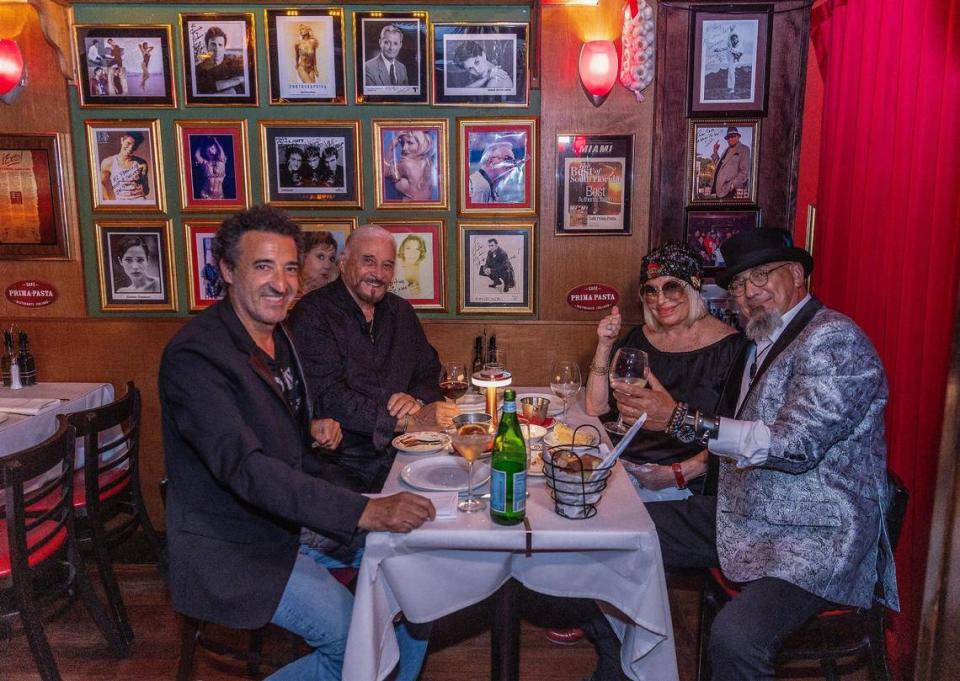 Los hermanos Gerardo (a la izquierda) y Fabián Cea sentados con sus padres Carla y Arturo Cea en una mesa de su restaurante italiano Café Prima Pasta, en North Beach. La familia abrió el restaurante hace 30 años luego de mudarse desde Argentina.