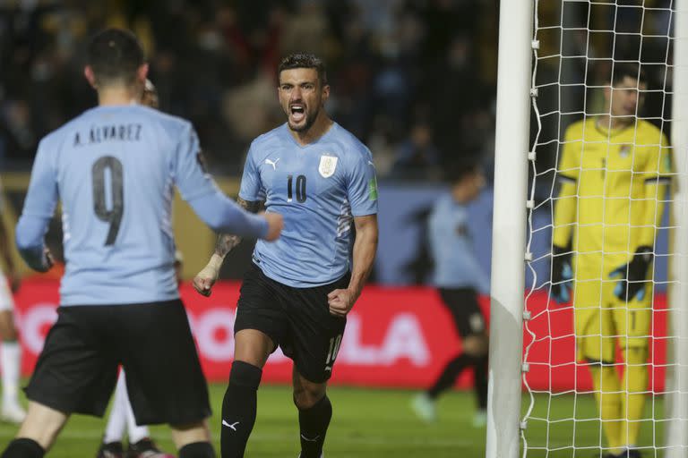 El uruguayo Giorgian de Arrascaeta, en el centro, celebra el 1 a 0 contra Bolivia