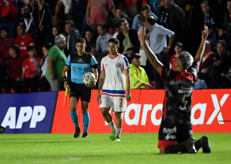 De rodillas, Rodrigo Herrera celebra la agónica igualdad y la clasificación de Barracas Central a los playoffs de la Copa de la Liga; Santiago Montiel y la pesadumbre de un empate que quitó a Argentinos de lo más alto de la Zona A