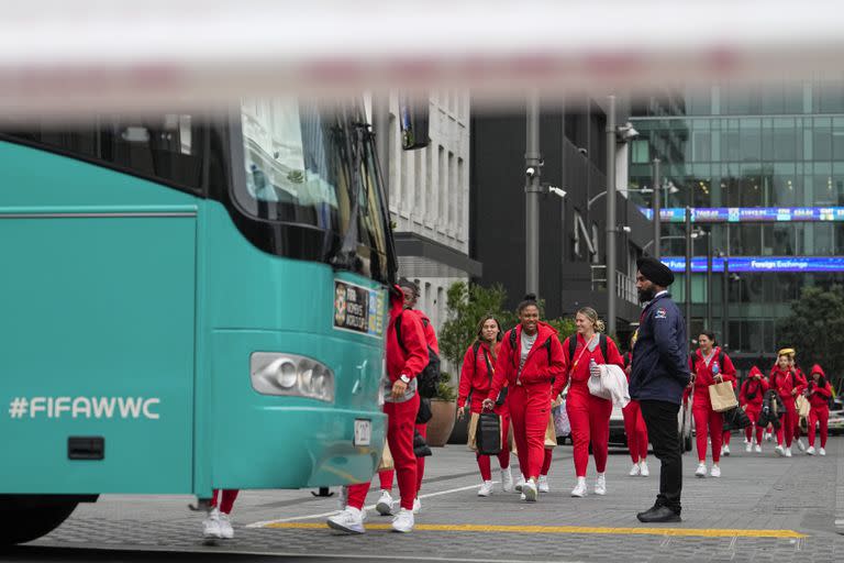 Miembros del equipo de la Copa Mundial Femenina de Filipinas caminan hacia el autobús de su equipo luego de un tiroteo cerca de su hotel en el distrito comercial central de Auckland, Nueva Zelanda, el jueves 20 de julio. Un hombre armado mató a dos personas antes de morir el jueves en un sitio de construcción en Auckland, mientras la nación se preparaba para albergar partidos en el torneo de fútbol de la Copa Mundial Femenina de la FIFA.(AP Photo/Abbie Parr)