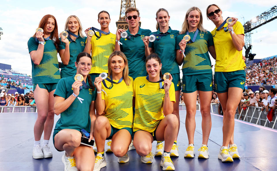 Emma McKeon and Kaylee McKeown with fellow Australian swimmers in Paris.