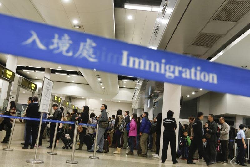十一國慶｜入境處表示，截至上午10時，約有19.5萬人次出入境。(資料圖片)