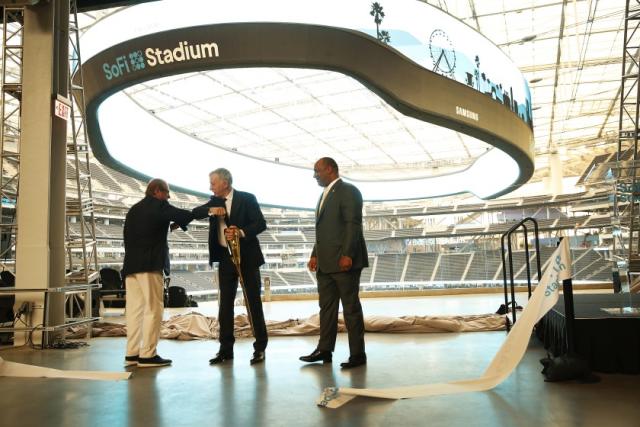 Construction crews go (100 feet) deep as L.A. Rams stadium takes