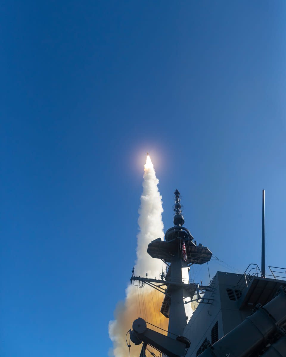 日本海上自衛隊「摩耶級」神盾驅逐艦在美國夏威夷海域進行攔截彈道導彈測試認證，成功攔截擊中目標。   圖：翻攝@JMSDF_PAO推特