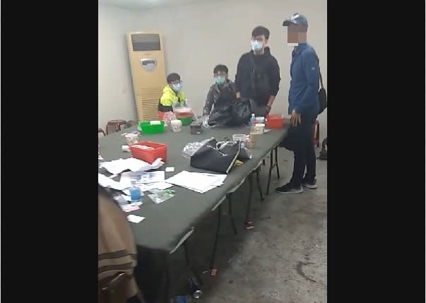 快新聞／流動賭場藏高雄稻田間遭警查獲 賭客不忘防疫全程戴口罩