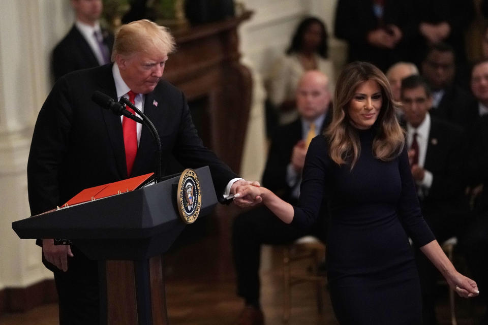 Melania Trump lächelt verschmitzt, als sie ihrem Mann den Weg zum Podium weist. (Bild: Alex Wong/Getty Images)