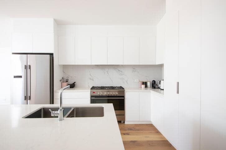 <em>Penggunaan material marmer pada bagian dinding dapur, membuat dapur ini tampak mewah. (Foto: Unsplash – Simona Sergi)</em>