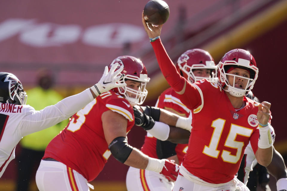 En foto del del domingo 27 de diciembre de 2020 Patrick Mahomes, quarterback de los Chiefs de Kansas City, lanza un pase durante el partido ante los Falcons de Atlanta. El miércoles 13 de enero del 2020 la brecha de edades entre los quarterbacks de ambas conferencias en la ronda división será la más amplia desde 1970(AP Foto/Charlie Riedel)