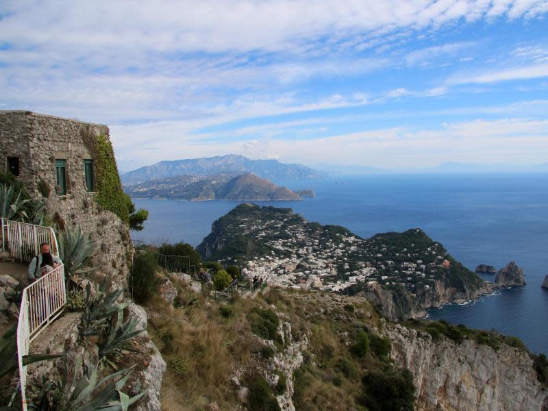 Vom Monte Solaro haben Urlauber eine tolle Aussicht. Auf Capris höchstem Gipfel kann es im Herbst aber schon mal frisch werden. Foto: Hilke Segbers