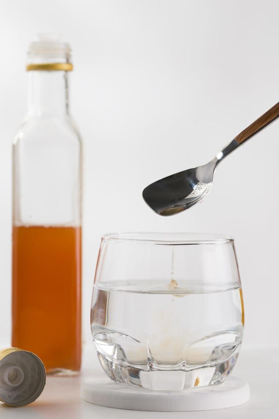 putting a teaspoon of apple cider vinegar into water