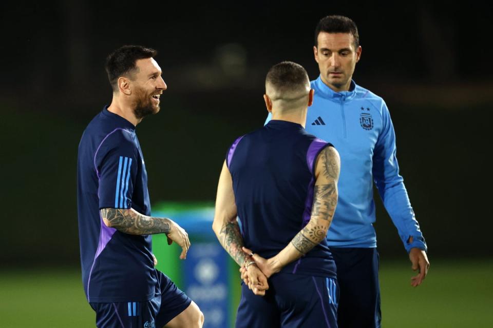 Lionel Messi in discussion with manager Lionel Scaloni (Getty Images)