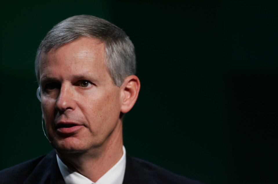 Auch Charles Ergen, Chef von Dish Network gehört zu den superreichen Sparfüchsen: Trotz eines von "Forbes" geschätzten Vermögens von 14,5 Milliarden Dollar begnügt er sich mittags mit einem Sandwich.Lange Zeit teilte er sich auf Geschäftsreisen sogar das Zimmer mit Mitarbeitern und einen Mahagoni-Schreibtisch hat er auch nicht, so die "Financial Times".