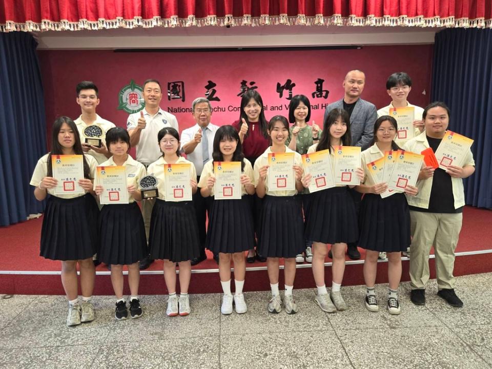 《圖說》新竹高商3組同學闖進「113年全國高級中等學校專業群科專題實作及創意競賽」決賽，結果全數獲獎。（記者方健龍攝）