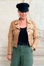 <p>Seguro que así lucirás si usas una boina con visera, pues te dará un toque coqueto y misterioso. Mira cómo la portó Kate Moss, quien combinó la suya con un <em>outfit</em> en tonos muy otoñales. ¿Te animas a copiar su estilo? <em>Foto: Patrick Kovarik /AFP/Getty Images </em> </p>