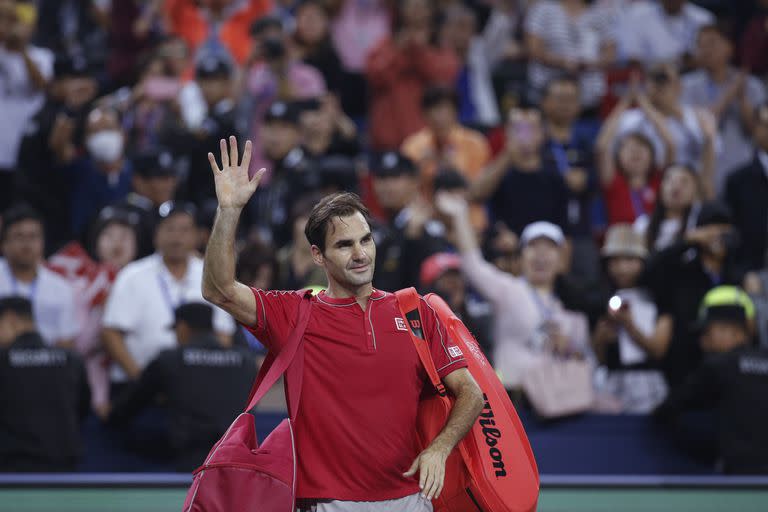 Roger Federer de Suiza saluda a los espectadores cuando sale de la cancha después de perder ante Alexander Zverev de Alemania en su partido de cuartos de final de individuales masculinos en el torneo de tenis Shanghai Masters en el Qizhong Forest Sports City Tennis Center en Shanghai, China, el 11 de octubre de 2019