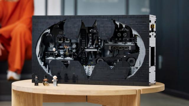 FIRST LOOK: $450 LEGO Batcave REVEALED (Batman Returns Batcave Shadowbox  Set 76252) 