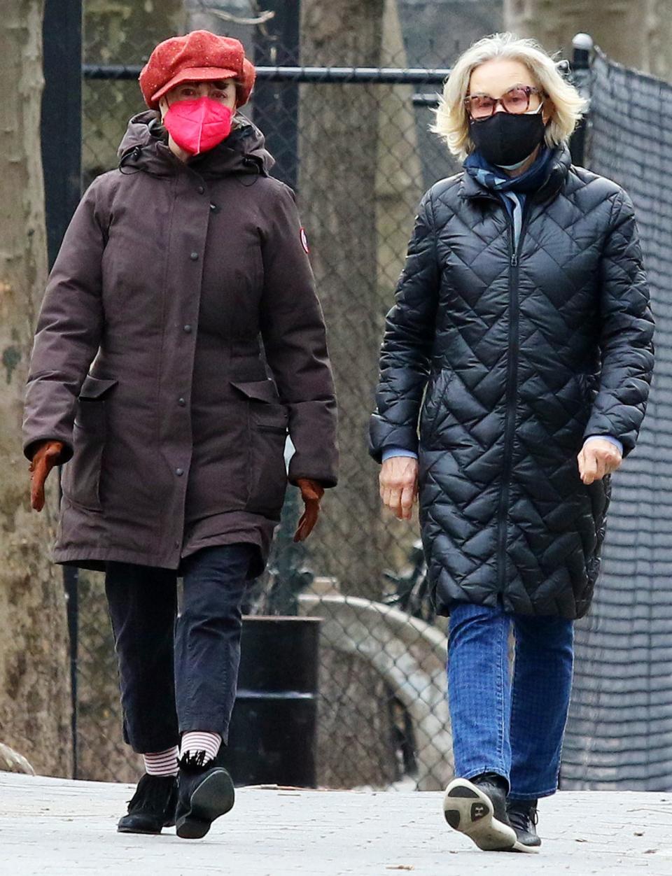 <p>Jessica Lange and Susan Sarandon take a long walk through N.Y.C.'s East Village on Friday. <a href="https://people.com/movies/susan-sarandon-jessica-lange-give-back-stroll-through-nyc/" rel="nofollow noopener" target="_blank" data-ylk="slk:The two were spotted;elm:context_link;itc:0;sec:content-canvas" class="link ">The two were spotted</a> taking the time to give money to a man, and helping an older woman with a cane into her wheelchair.</p>