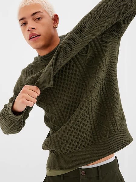 Jersey de punto trenzado y cuello redondo. (Foto: GAP)