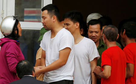 Protest leader Nguyen Thi Loan (L) shakes hands with hostages, who were originally held in a land dispute, as the hostages were released in Dong Tam, outside Hanoi, Vietnam April 22, 2017. REUERS/Kham