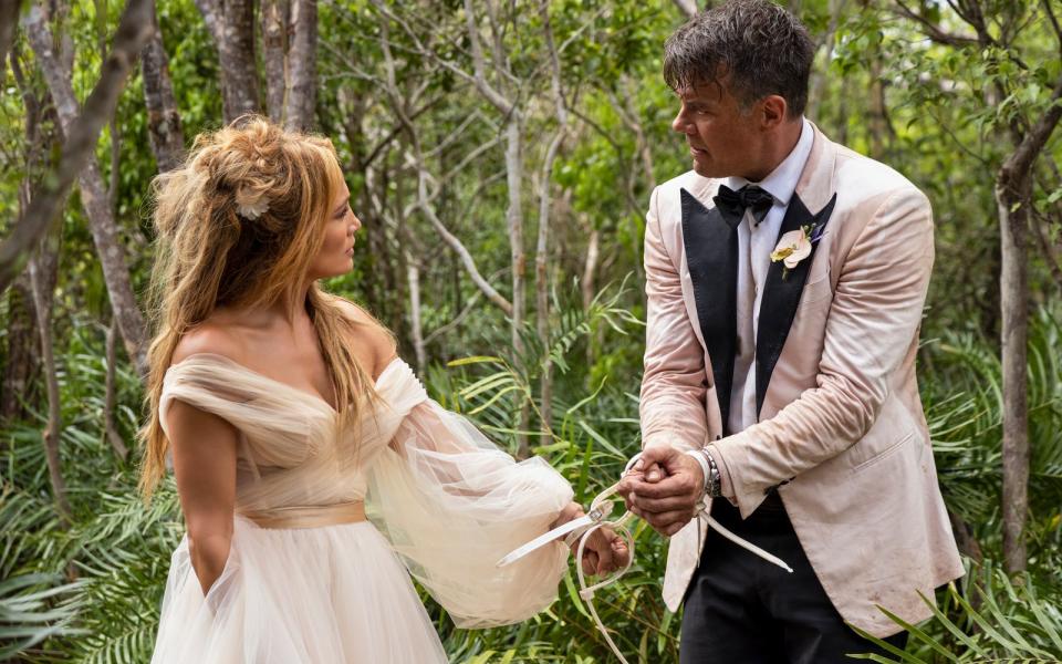 Für Darcy (Jennifer Lopez) und Tom (Josh Duhamel) läuft die Traumhochzeit nicht wie geplant: Die beiden werden überfallen und als Geiseln genommen. (Bild: Leonine)