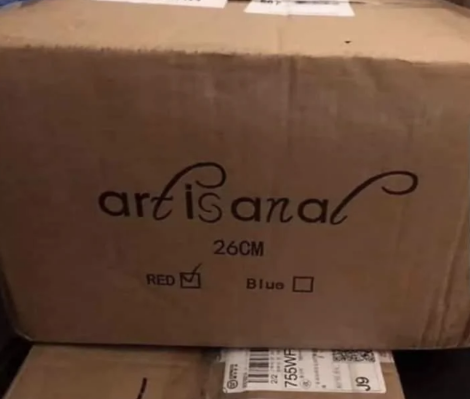 Cardboard box labeled "artisanal" with two sizing options, "26CM" and "Red" checked. Other text and barcodes are partially visible at the bottom