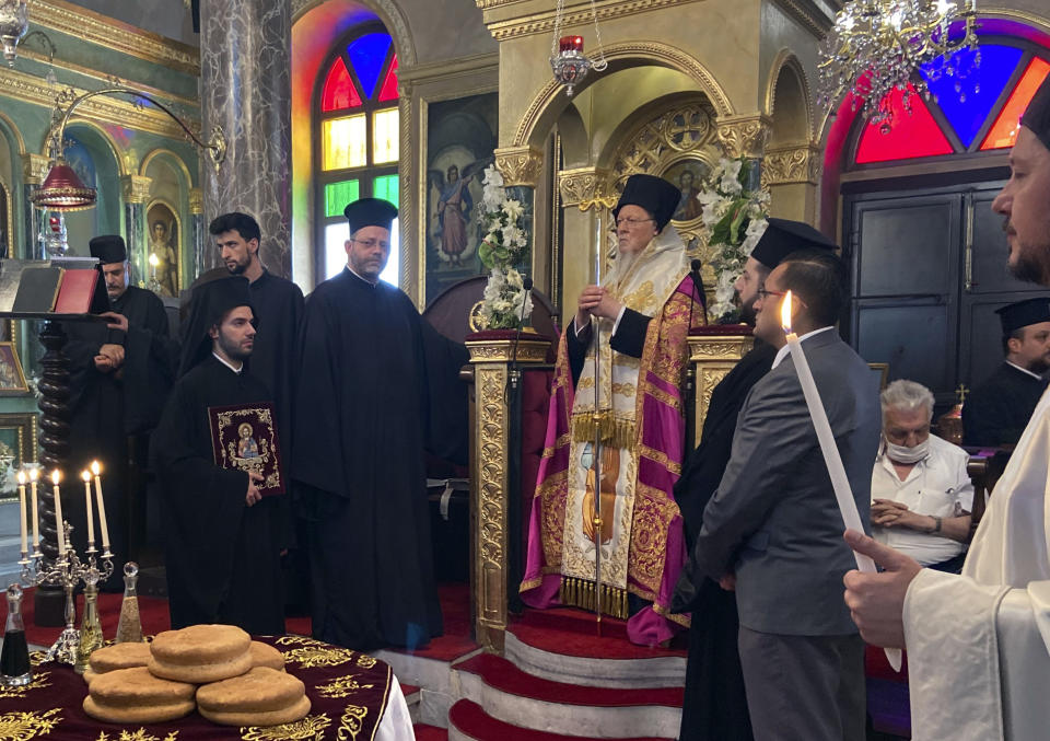 El patriarca ecuménico Bartolomeo I (centro), líder espiritual de los cristianos ortodoxos, oficia una misa en Santa Sofía de Estambul el 30 de junio del 2020. Bartolomeo se opone a la reconversión del templo en mezquita, diciendo que eso podría hacer que "millones de cristianos de todo el mundo se opongan al Islam". Santa Sofía fue una iglesia cristiana durante 900 años, una mezquita durante 500 y desde hace un siglo es un museo. (AP Photo/Mehmet Guzel)