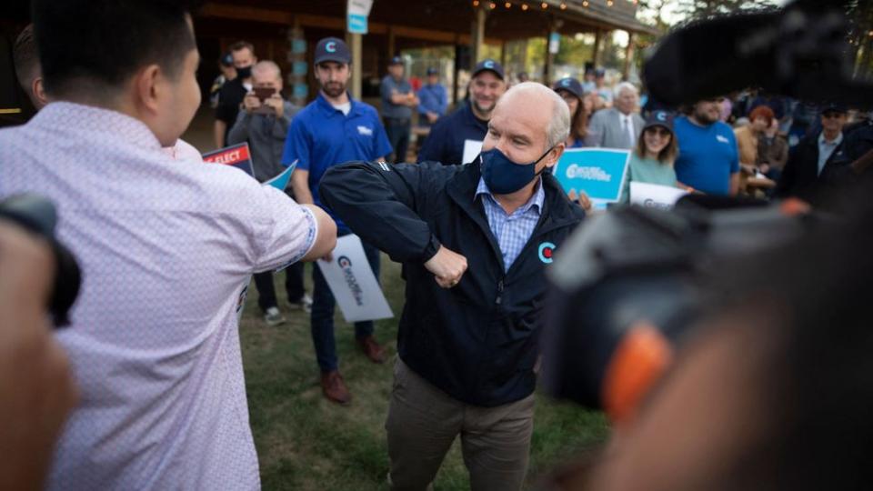 Erin O'Toole saludando a un seguidor durante su campaña.