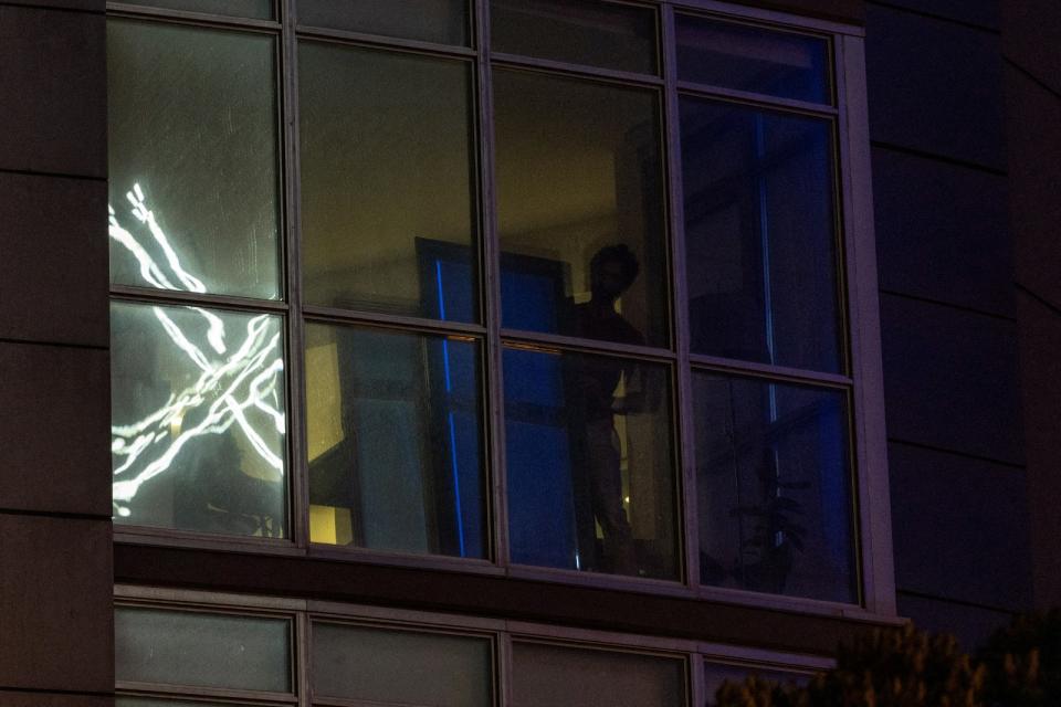 更名為X的推特大樓日前裝上巨大的X標誌，夜間會發出刺眼白光，引發鄰居抱怨。路透社