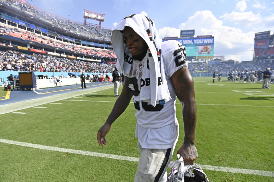 Josh Jacobs had a 2022 season worthy of big money. So where is it? (AP Photo/Mark Zaleski)