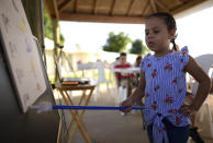 Ianis Torres Sánchez, de cinco años, apunta hacia un tablero durante una clase de kindergarten de alumnos de la escuela Martin G. Brumbaugh de Santa Isabel, Puerto Rico, el 4 de febrero del 2020. La escuela está cerrada como consecuencia de un terremoto y las clases se dictan en la glorieta de un parque deportivo municipal. (AP Photo/Carlos Giusti)