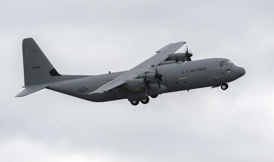 3架美國C-130運輸機2日向加薩走廊運送超過3萬8,000份餐食。(圖：洛克希德馬丁)