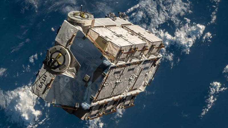 The pallet packed with old nickel-hydrogen batteries, photographed shortly after being released by the Canadarm2 robotic arm. - Photo: NASA