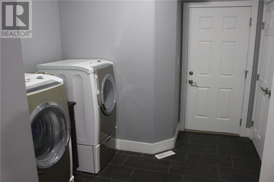 <p><span>138 Johns Rd., Saskatoon, Sask.</span><br> Washer and dryer also included.<br> (Photo: Zoocasa) </p>