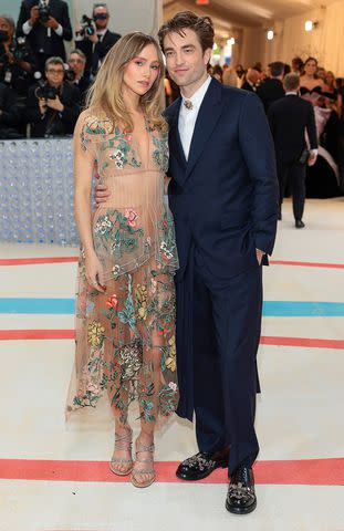 Getty Suki Waterhouse and Robert Pattinson at the 2023 Met Gala