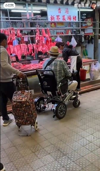 洪金寶坐著輪椅買肉。（圖／翻攝自小紅書）